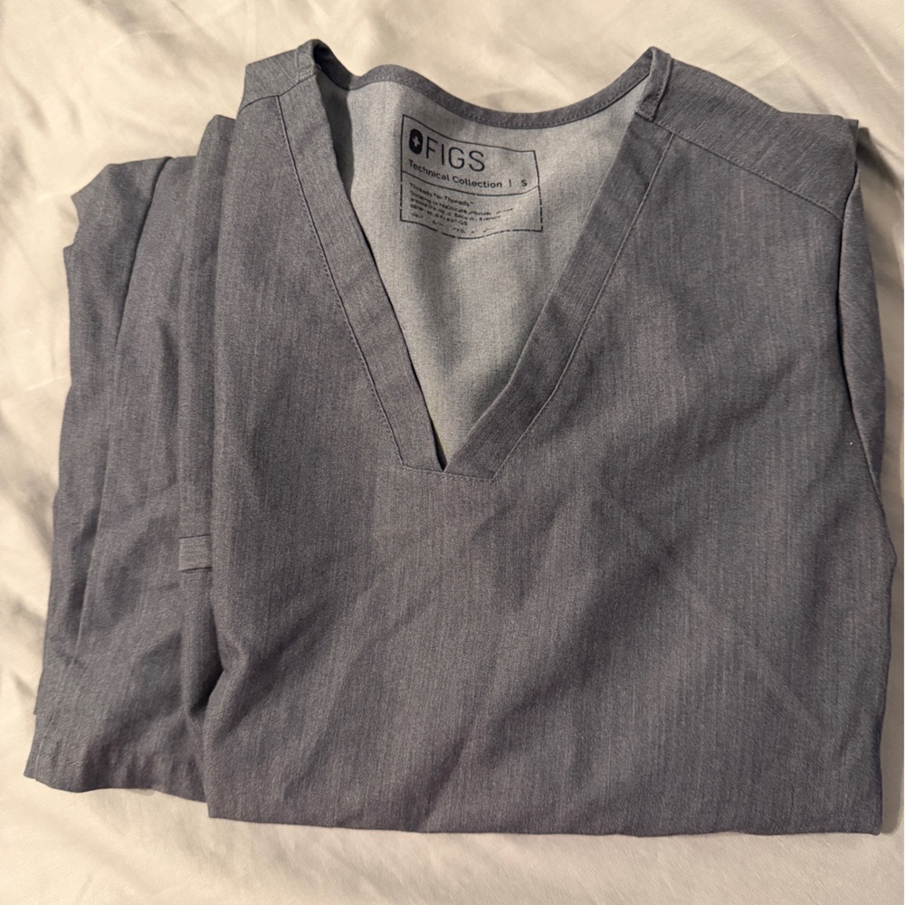 Figs Charcoal V-Neck Scrub Set